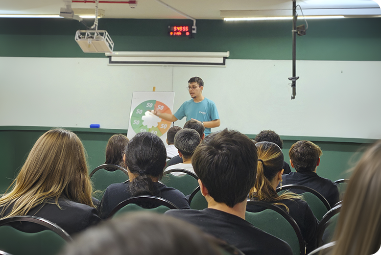 foto dentro da sala de aula