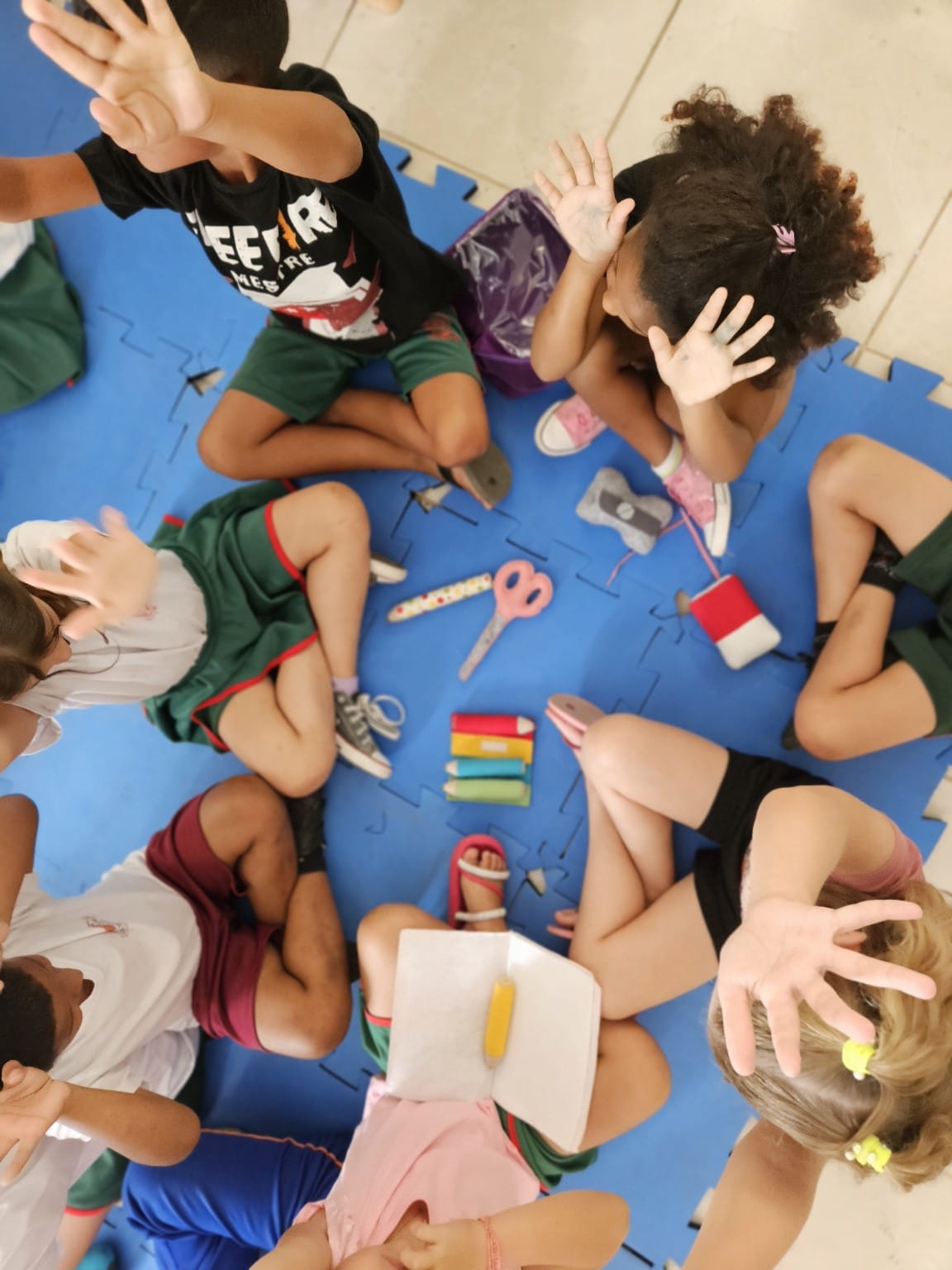 Foto do integrante da turminha em sala de aula